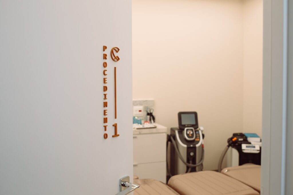 Quanto custa a sessão de laser íntimo? 1 Consultório equipado para tratamentos femininos, para explicar quanto custa a sessão de laser íntimo