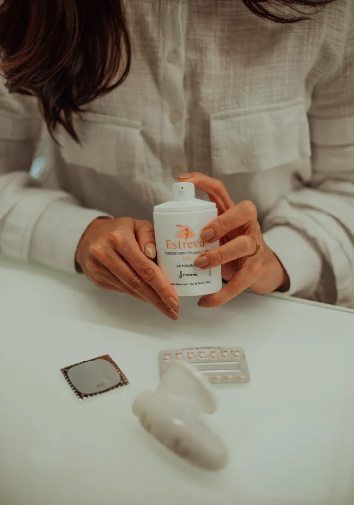 Qual é o melhor tipo de reposição hormonal? 5 Dra. Laís mostrando um pote de reposição hormonal em gel, via transdérmica