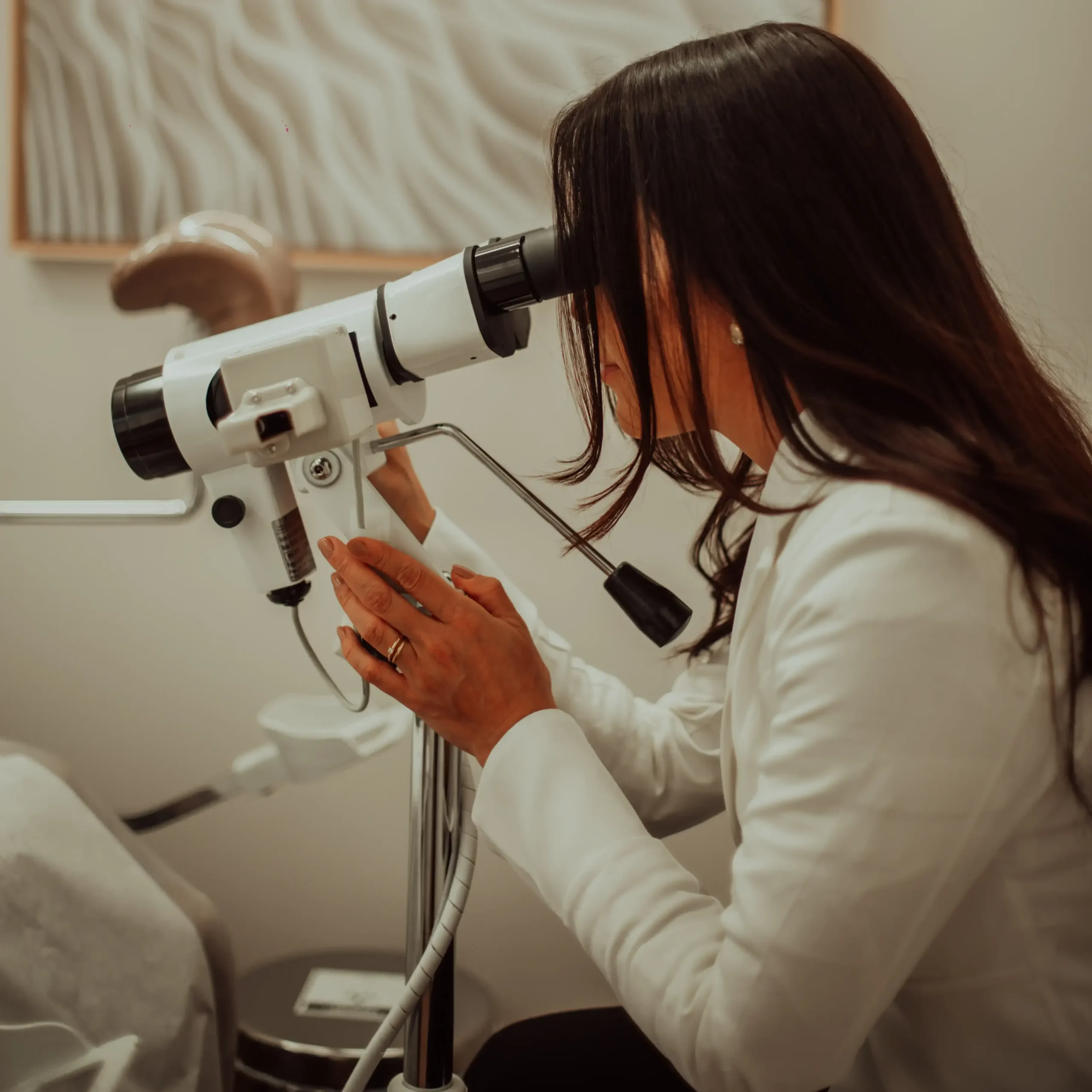 HPV positivo: o que significa e como lidar com esse diagnóstico? 6 Dra Laís Carvalho investigando alterações de HPV durante consulta ginecológica