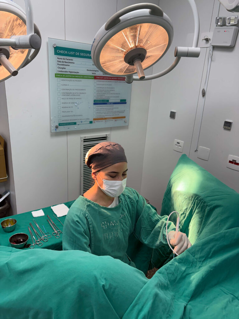 Como é feita a ninfoplastia e para quem é indicada 1 Dra. Laís Carvalho demonstrando como é feita a Ninfoplastia