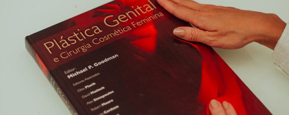 Livro sobre como é feita a ninfoplastia