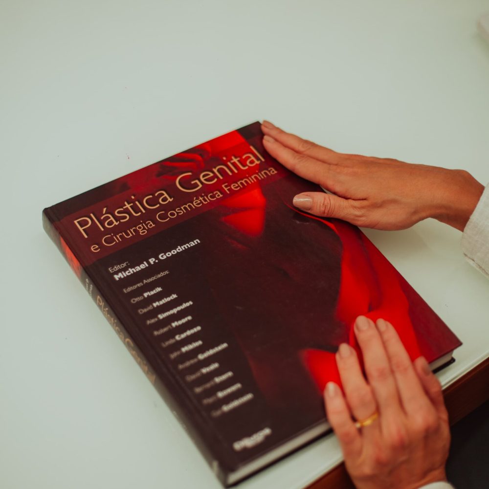 Livro sobre como é feita a ninfoplastia