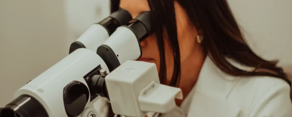 Médica ginecologista realizando avaliação em consultório, representando o acompanhamento especializado em casos de HPV.