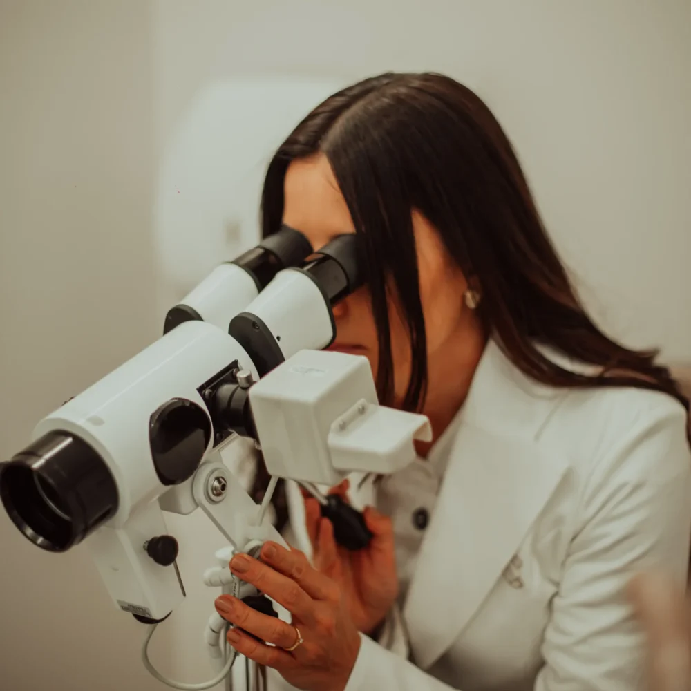 Médica ginecologista realizando avaliação em consultório, representando o acompanhamento especializado em casos de HPV.